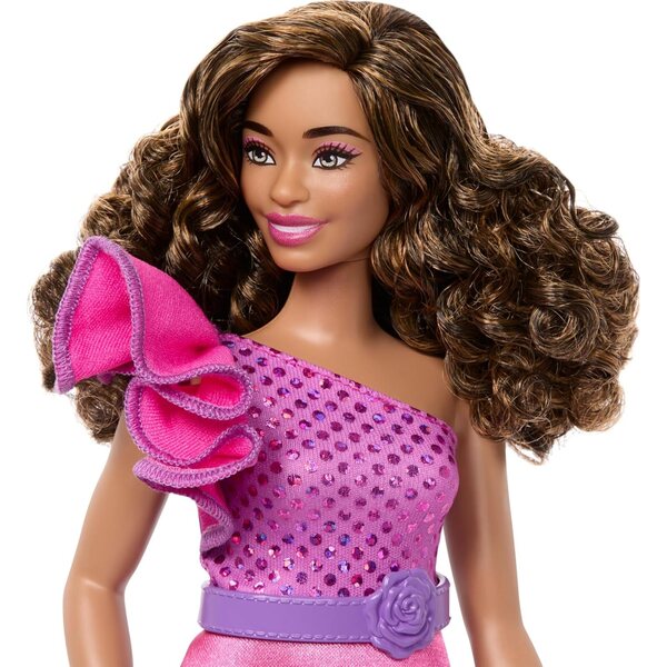 Barbie Fashionistas Curvy con abito rosa e dettagli eleganti, bambola da 29 cm