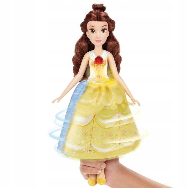 Disney-Prinzessin Bella und ihre Hasbro-Kreationen mit Sound- und Lichteffekten
