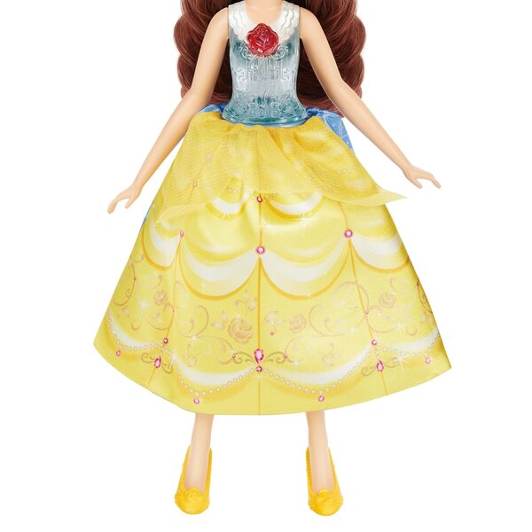Disney-Prinzessin Bella und ihre Hasbro-Kreationen mit Sound- und Lichteffekten