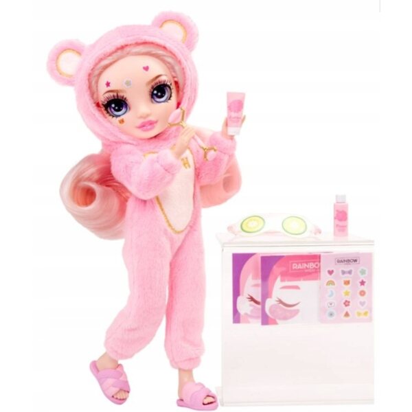 Rainbow High Junior Bella Parker in pyjama met logeeraccessoires