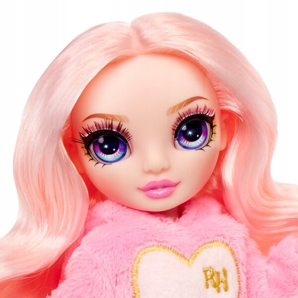 Rainbow High Junior Bella Parker in pyjama met logeeraccessoires
