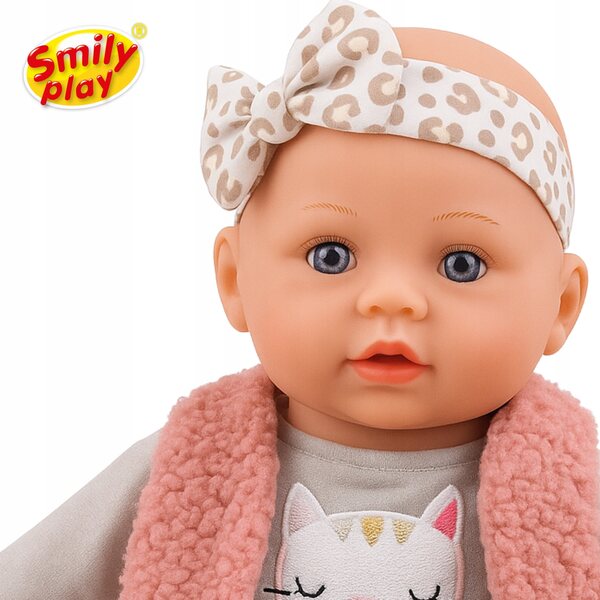 Die 32 cm große interaktive Puppe spricht und singt auf Polnisch und Englisch. Smily Play