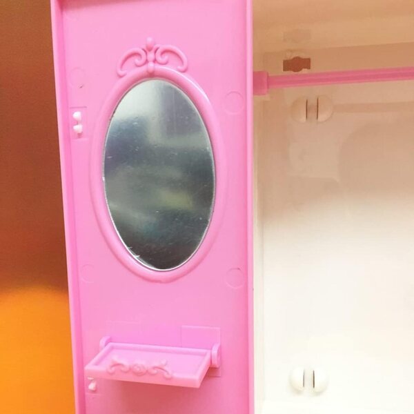 Rosa Kleiderschrank für Miniaturpuppen – Eleganter Organizer für Kleidung und Accessoires