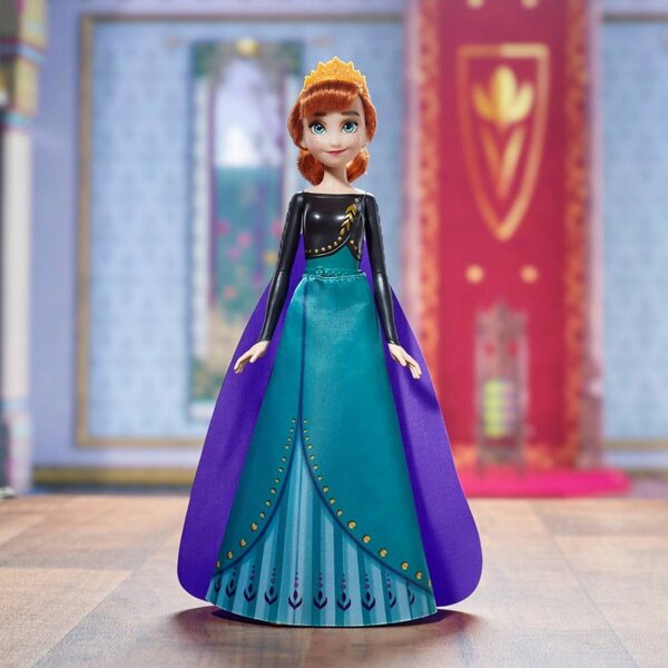 Bambola della Regina Anna di Frozen II di Hasbro con parti mobili
