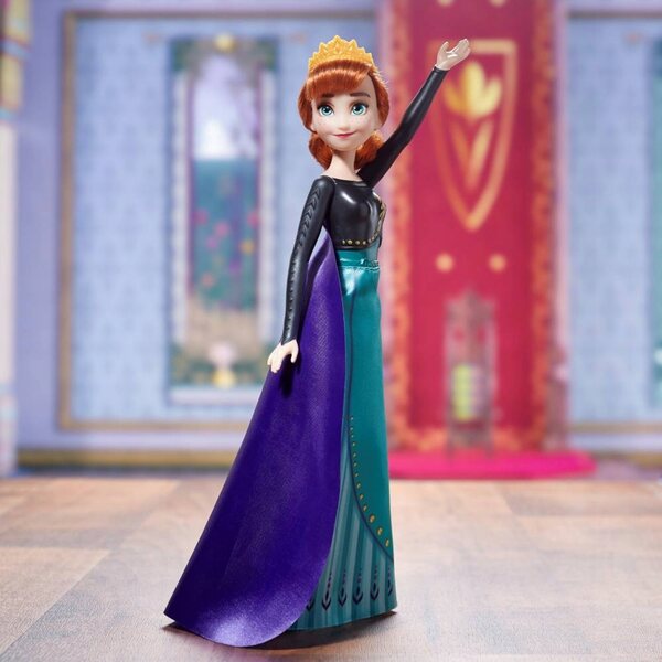 Bambola della Regina Anna di Frozen II di Hasbro con parti mobili