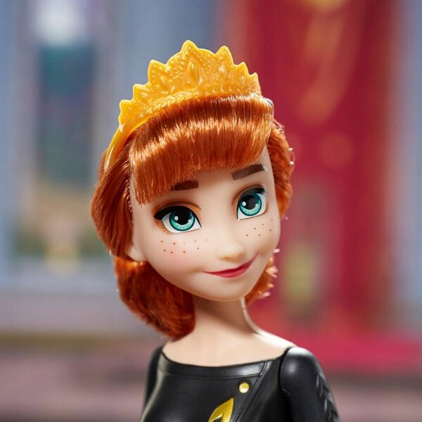 Bambola della Regina Anna di Frozen II di Hasbro con parti mobili