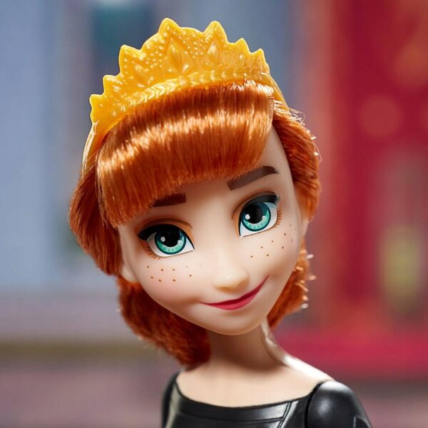 Bambola della Regina Anna di Frozen II di Hasbro con parti mobili