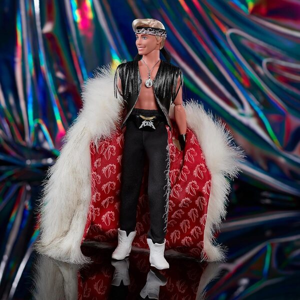 Barbie-Filmpuppe Ryan Gosling als Ken mit einem HRF31-Pelzmantel