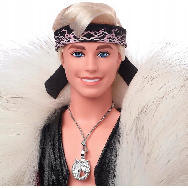 Barbie-Filmpuppe Ryan Gosling als Ken mit einem HRF31-Pelzmantel
