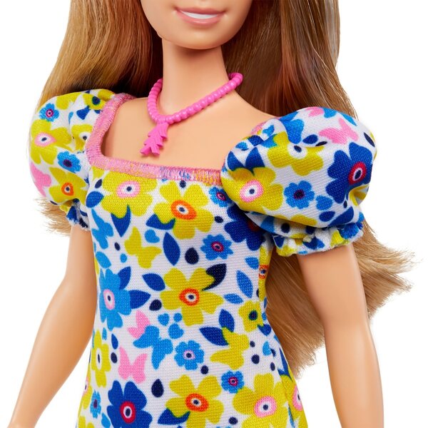 Barbie mit Down-Syndrom im blauen und gelben Blumenkleid für Kinder ab 3 Jahren