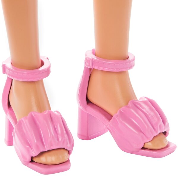 Barbie Fashionistas mit lila kariertem Kleid und eleganten Sandalen