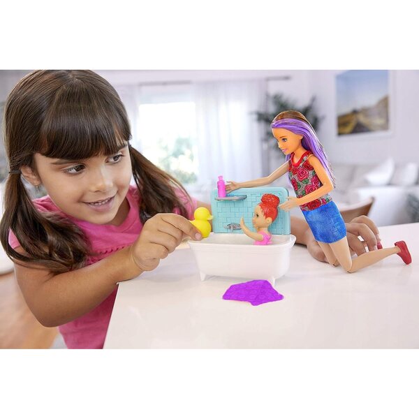 Barbie Skipper Klub Opiekunek mit Badewanne und Zubehör für Kinder ab 3 Jahren