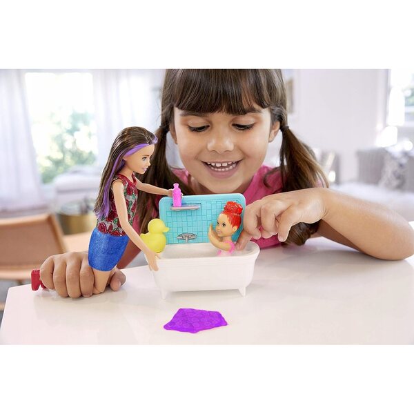 Barbie Skipper Klub Opiekunek mit Badewanne und Zubehör für Kinder ab 3 Jahren