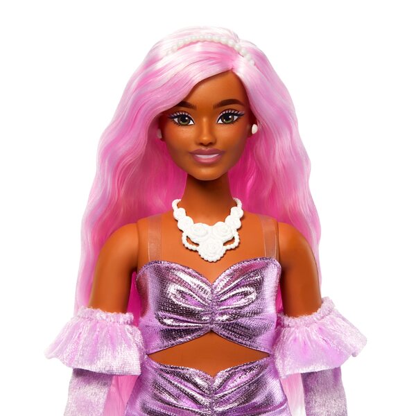 Barbie im Deluxe-Stil mit rosa Haaren und metallischem Kleid im Barbiecore-Stil