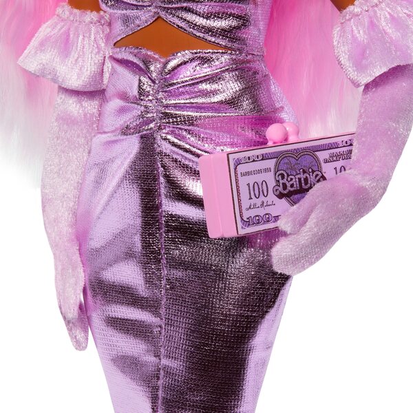 Barbie im Deluxe-Stil mit rosa Haaren und metallischem Kleid im Barbiecore-Stil