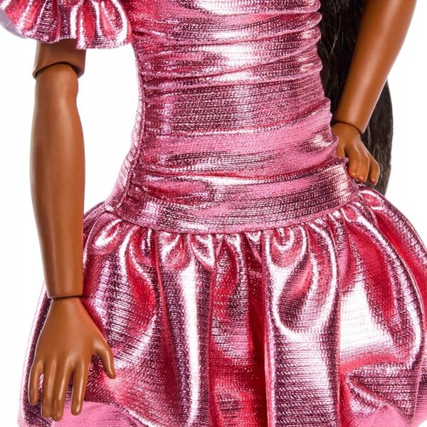 Barbie im Deluxe-Stil mit metallischem Korallenkleid und eleganten Accessoires