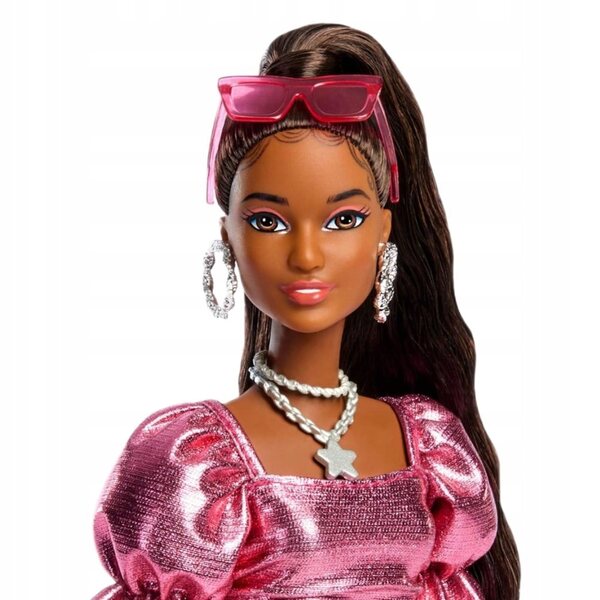 Barbie im Deluxe-Stil mit metallischem Korallenkleid und eleganten Accessoires