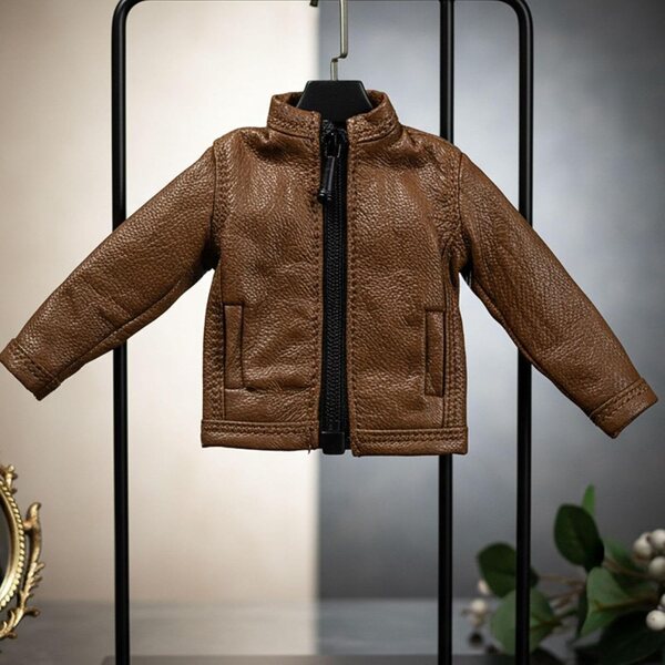 1:12 Braune Kunstlederjacke für Puppen und Actionfiguren – Elegantes und realistisches Accessoire