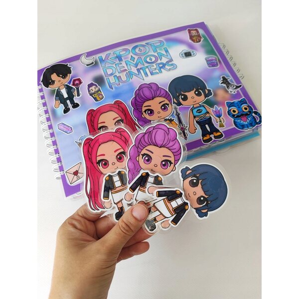 K-Pop Demon Hunters-Set mit Album und über 200 interaktiven Elementen für Kinder