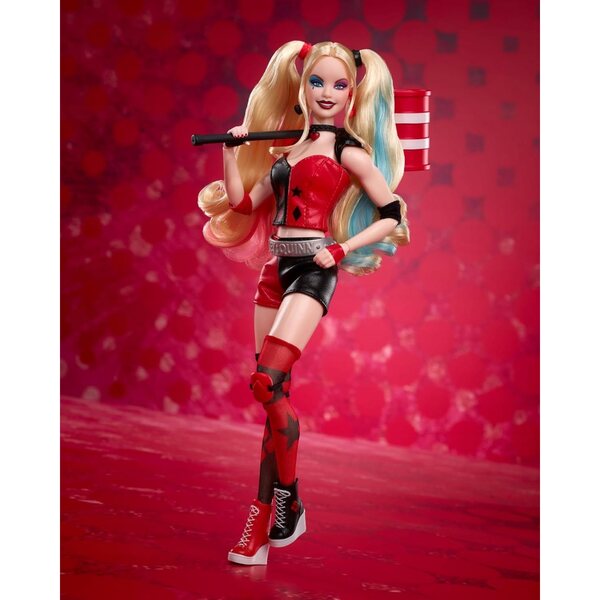 Barbie Signature Harley Quinn-Sammelpuppe mit rot-schwarzem Outfit und Hammer