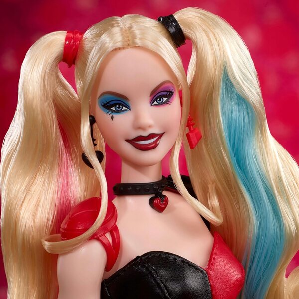 Barbie Signature Harley Quinn-Sammelpuppe mit rot-schwarzem Outfit und Hammer