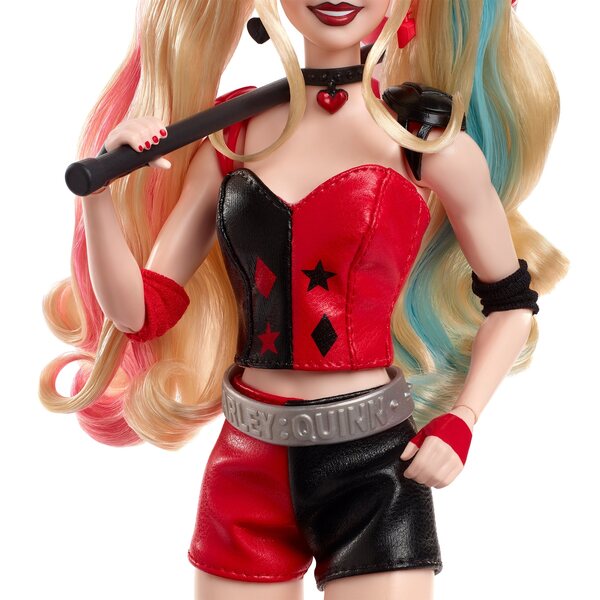Barbie Signature Harley Quinn-Sammelpuppe mit rot-schwarzem Outfit und Hammer