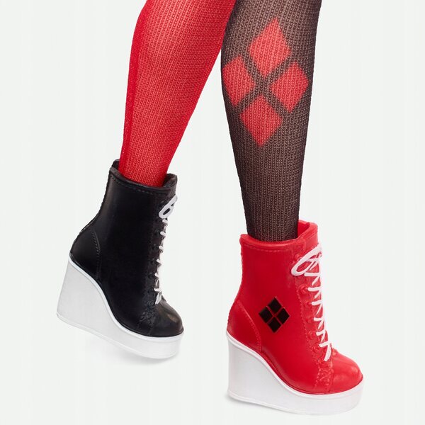 Barbie Signature Harley Quinn-Sammelpuppe mit rot-schwarzem Outfit und Hammer