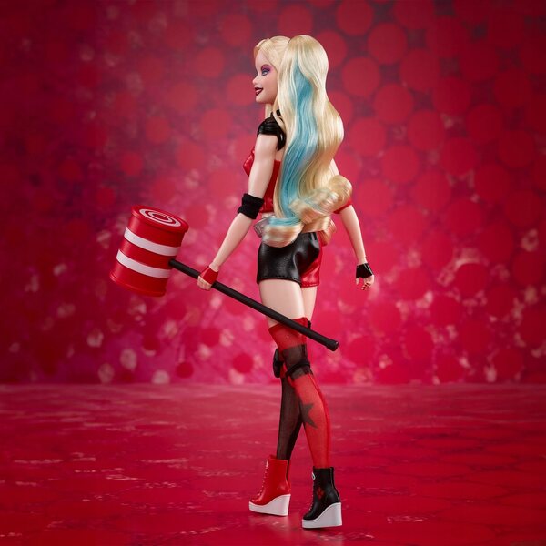 Barbie Signature Harley Quinn-Sammelpuppe mit rot-schwarzem Outfit und Hammer