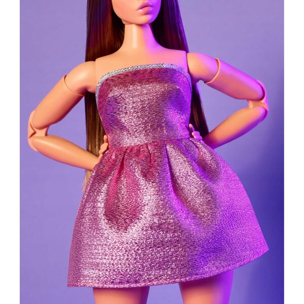Barbie sieht Sammlerpuppe mit rosa Kleid und langen Haaren im 90er-Jahre-Stil aus