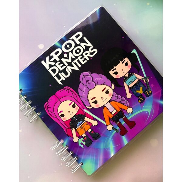 Album Toca Boca K-Pop Demon Hunters con Personaggi e Scenari Magnetici 20x20 cm