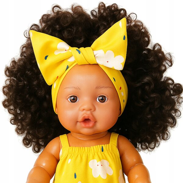 Bambolina dalla pelle scura con capelli afro e vestiti estivi Happy Kiddo