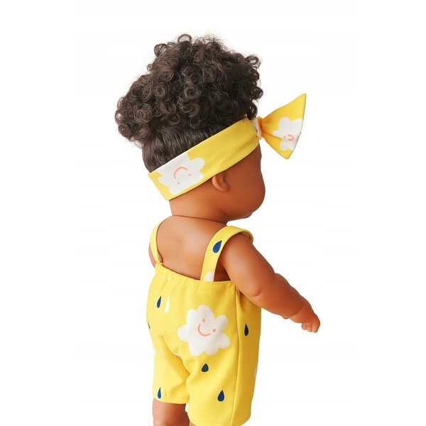 Bambolina dalla pelle scura con capelli afro e vestiti estivi Happy Kiddo