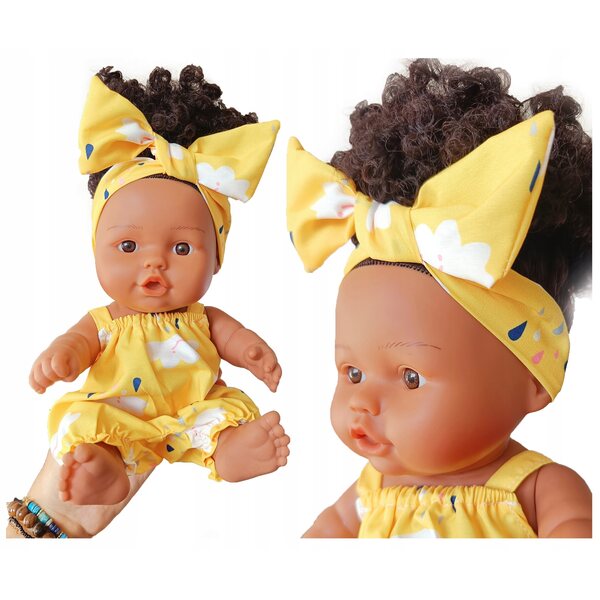 Bambolina dalla pelle scura con capelli afro e vestiti estivi Happy Kiddo