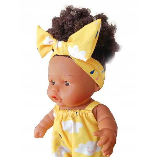 Bambolina dalla pelle scura con capelli afro e vestiti estivi Happy Kiddo