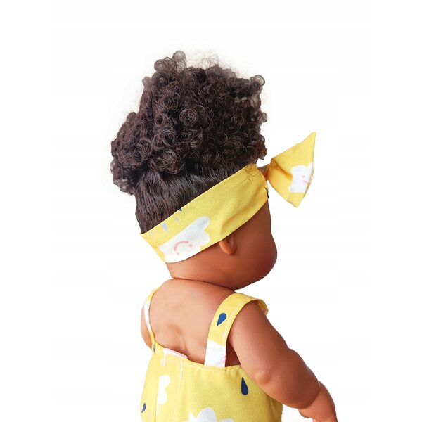 Bambolina dalla pelle scura con capelli afro e vestiti estivi Happy Kiddo