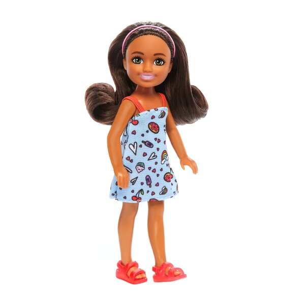 Barbie Chelsea and Friends – Set mit 7 Puppen mit farbenfroher Kleidung und thematischem Zubehör