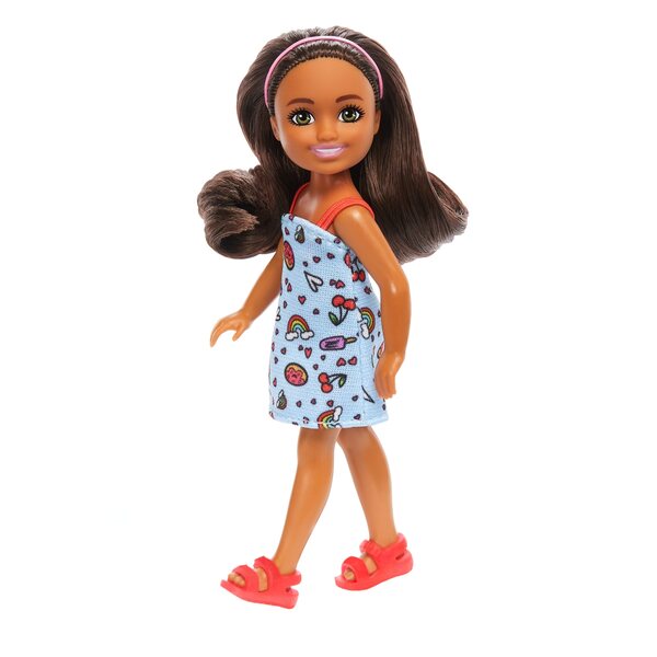 Barbie Chelsea and Friends – Set mit 7 Puppen mit farbenfroher Kleidung und thematischem Zubehör