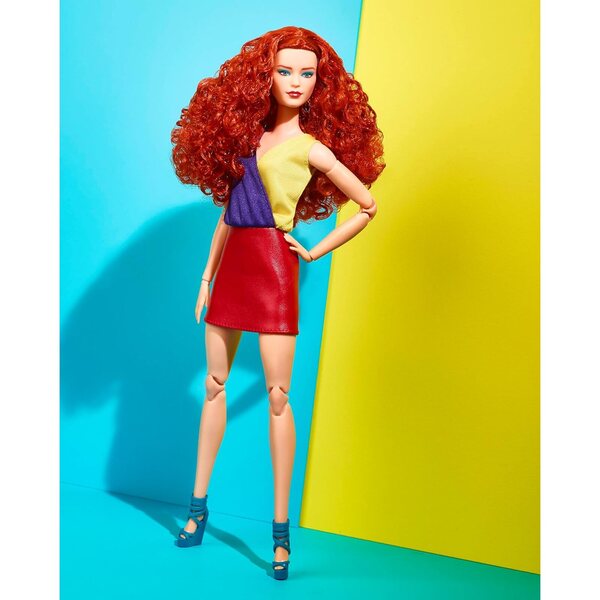Barbie-Signatur-Looks mit welligem rotem Haar und modischer Kleidung