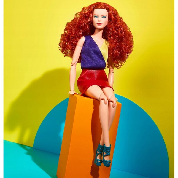 Barbie-Signatur-Looks mit welligem rotem Haar und modischer Kleidung