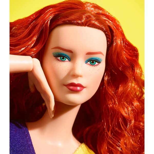 Barbie-Signatur-Looks mit welligem rotem Haar und modischer Kleidung