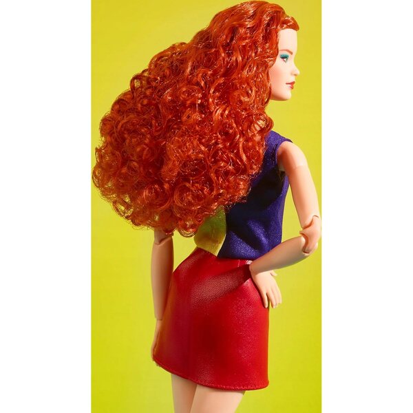 Barbie-Signatur-Looks mit welligem rotem Haar und modischer Kleidung