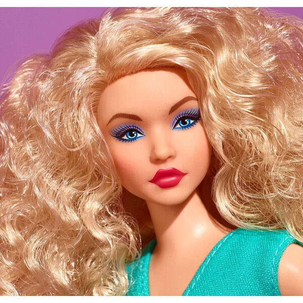 Barbie Signature sieht #16 blond aus, mit kurvigem Körper und beweglichen Gelenken