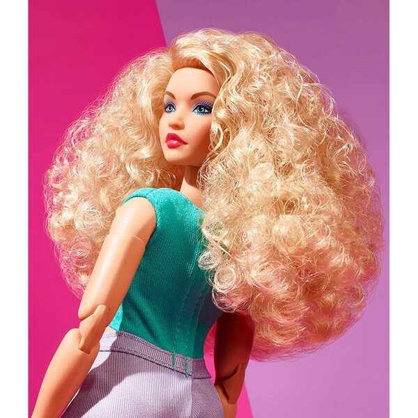 Barbie Signature sieht #16 blond aus, mit kurvigem Körper und beweglichen Gelenken