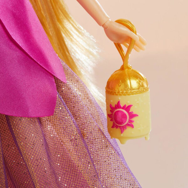 Lalška Roszpunka Disney Style Princess Hasbro 28 cm mit beweglichen Teilen