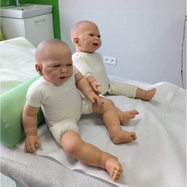 Bambola dimostrativa Henry da 3 kg per fasciare e imparare a prendersi cura di un bambino