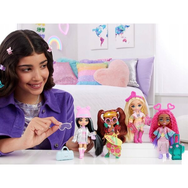 Barbie Extra Fly Minis Strandpuppe mit Sommerlook und Modeaccessoires