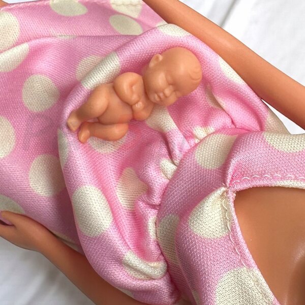 Anlily-Puppe mit Schwangerschaftsbauch – eine Lernpuppe für Kinder ab 3 Jahren