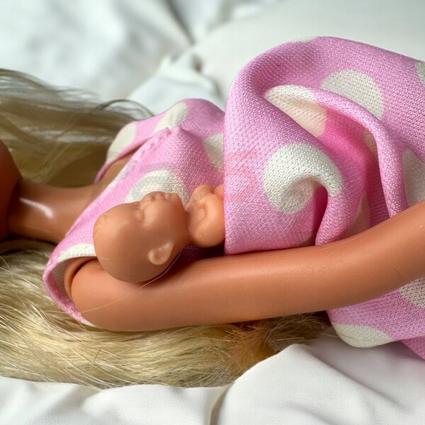 Anlily-Puppe mit Schwangerschaftsbauch – eine Lernpuppe für Kinder ab 3 Jahren