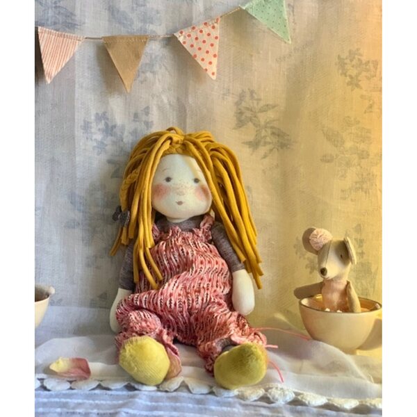 Bambola di stoffa Vanille 31 cm Moulin Roty con capelli biondi e vestiti floreali