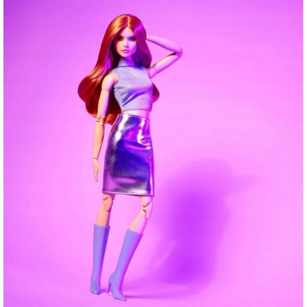 Barbie Signature Looks Rote Puppe 29 cm mit blauem Rock und lavendelfarbenem Oberteil